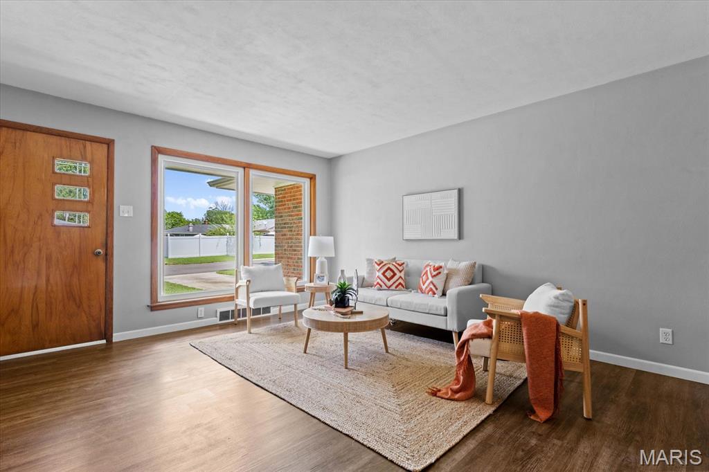 Edwardsville, Illinois 62025, United States, 3 Bedrooms Bedrooms, ,2 BathroomsBathrooms,Residential,Active,164242