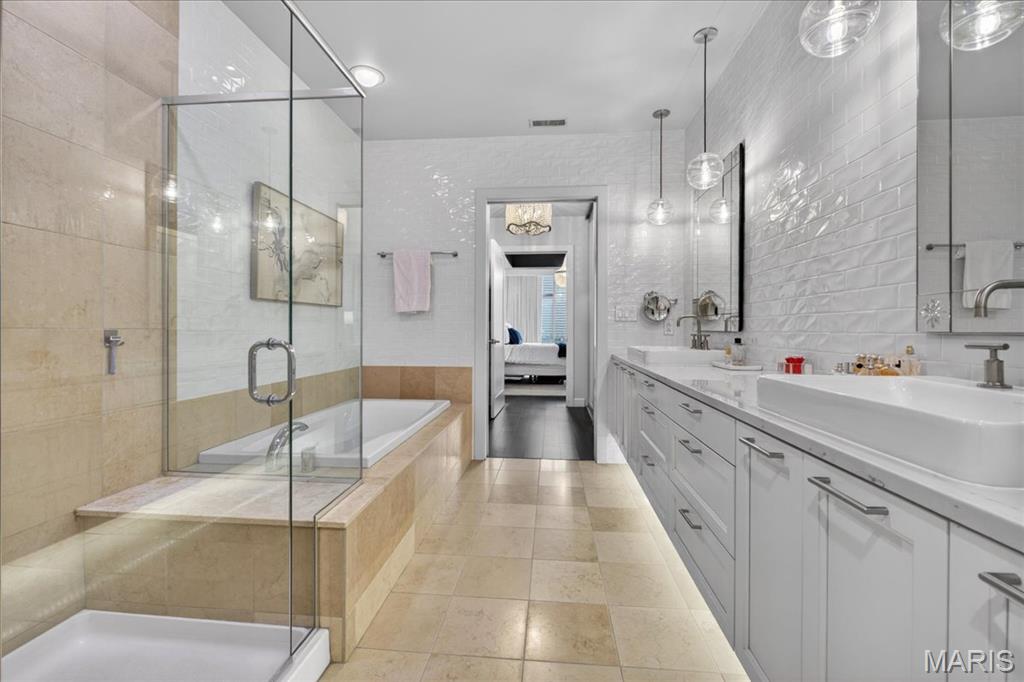 4545 Lindell Condo - Residential