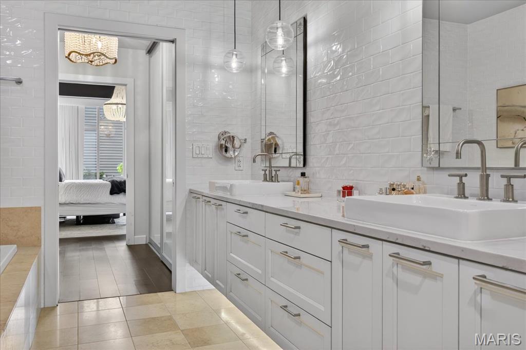 4545 Lindell Condo - Residential