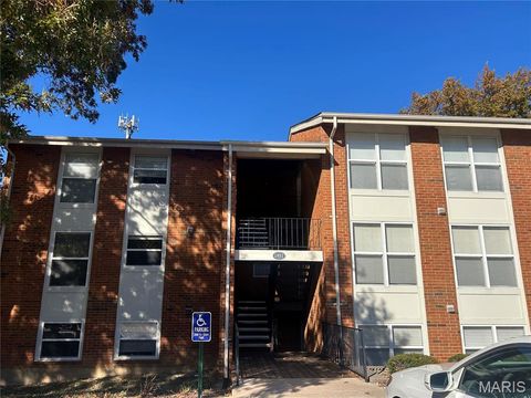Photo of 1951 Greenpoint Drive #103, Kirkwood, MO 63122 (MLS # 26025757)