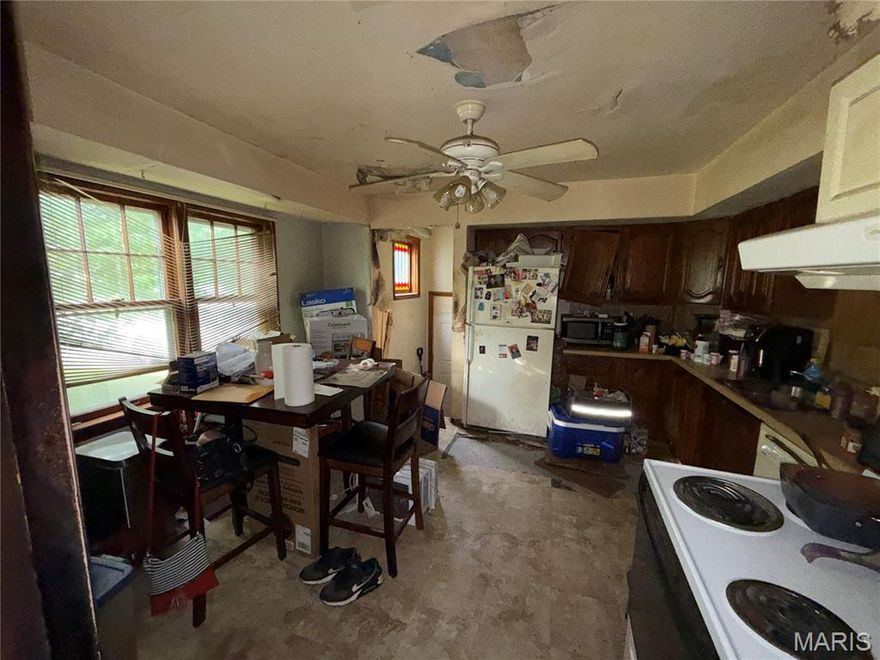 3134 La Vista Dr St Ann, Mo 63074. Amazing central location near shopping, schools and the airport! This charming house has 2 bedrooms 1 bathroom, original hardwood floors, ceiling fans, deck, large back yard, unfinished basement, washer/dryer connections, ac, stove fridge and dishwasher. Home is occupied.  MUST GIVE TENANTS 24 HOUR NOTICE FOR SHOWINGS.