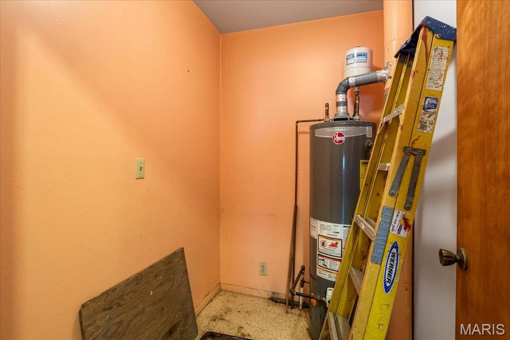 Collinsville, Illinois 62234, United States, 6 Bedrooms Bedrooms, ,4 BathroomsBathrooms,Residential,Active,78585