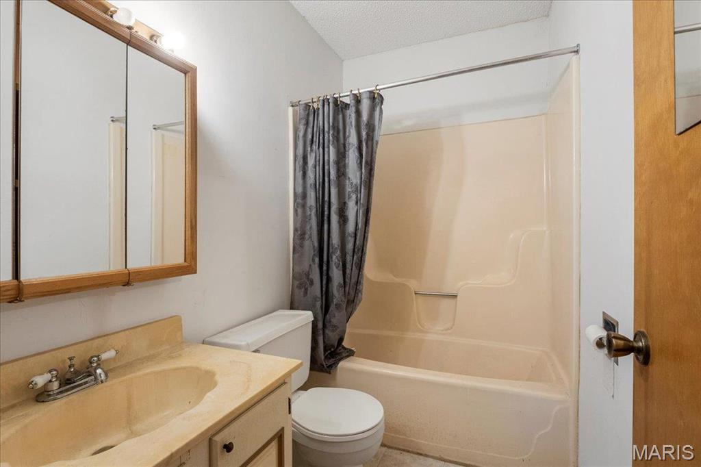 Collinsville, Illinois 62234, United States, 6 Bedrooms Bedrooms, ,4 BathroomsBathrooms,Residential,Active,78585