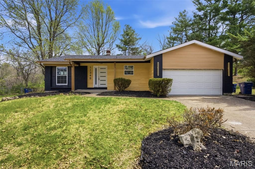 Photo of 11340 Wamsutta Trail, Florissant, MO 63033 (MLS # 26021717)