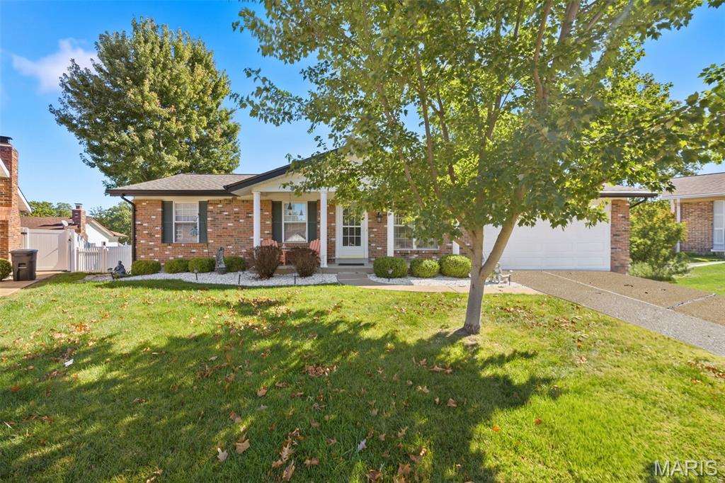 Photo of 5858 Hunterbrook Court, Oakville, MO 63129 (MLS # 26066221)