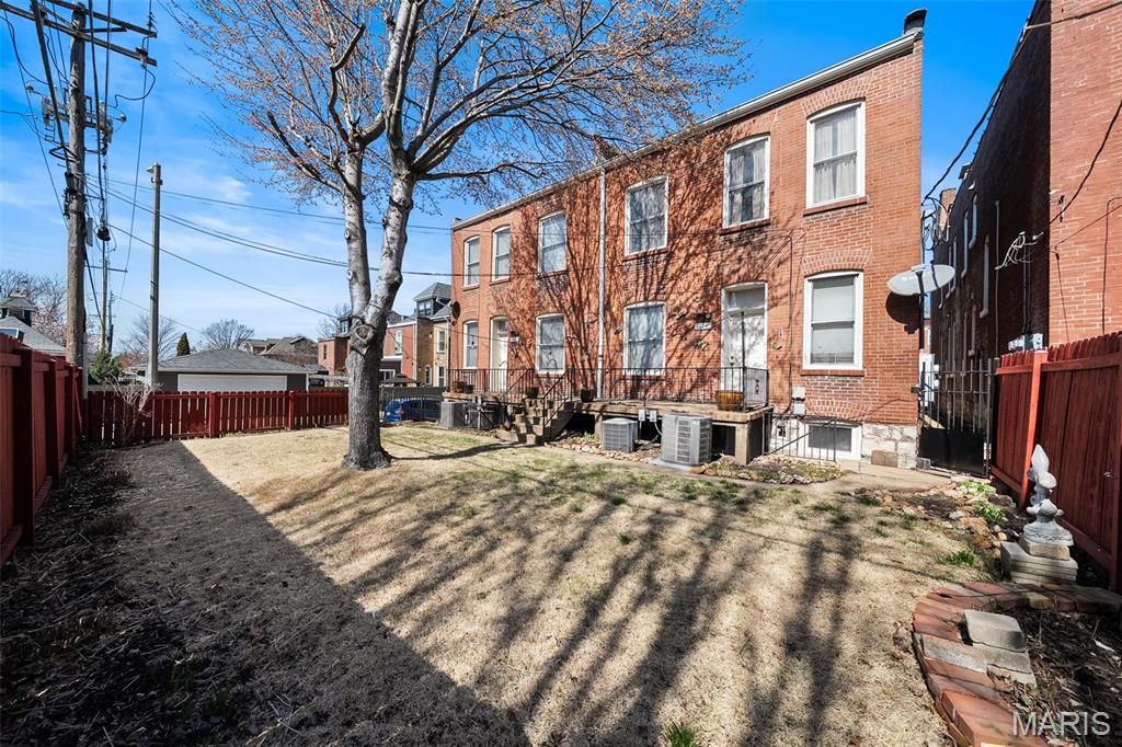 3674-76 Shaw Twnhse Condo - Residential