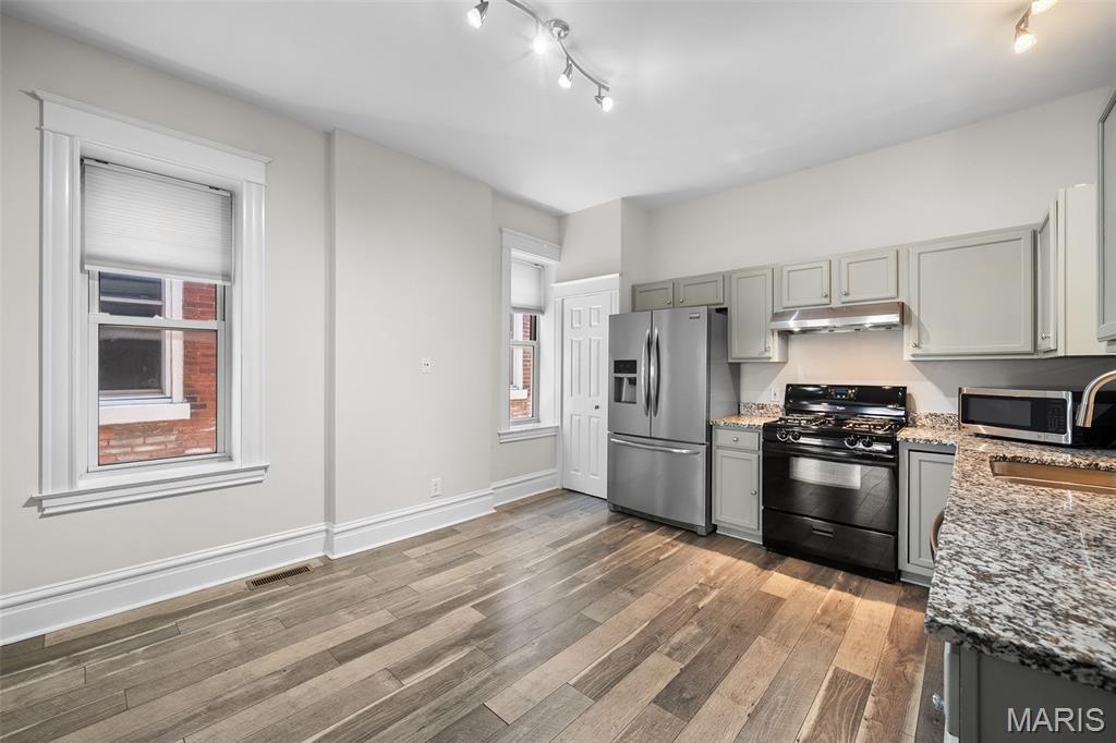 3674-76 Shaw Twnhse Condo - Residential