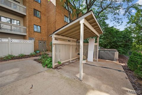 Tiny photo for 950 E Rue De La Banque St #202, Creve Coeur, MO 63141 (MLS # 25066593)