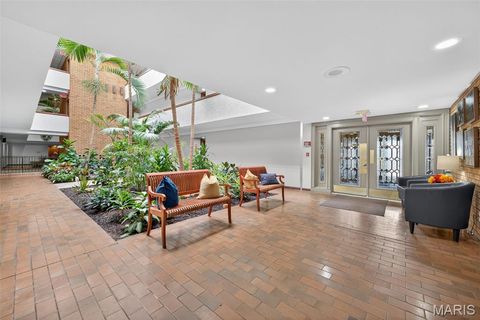 Tiny photo for 950 E Rue De La Banque St #202, Creve Coeur, MO 63141 (MLS # 25066593)