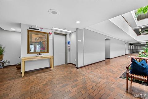Tiny photo for 950 E Rue De La Banque St #202, Creve Coeur, MO 63141 (MLS # 25066593)