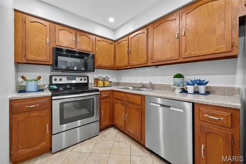 Tiny photo for 950 E Rue De La Banque St #202, Creve Coeur, MO 63141 (MLS # 25066593)
