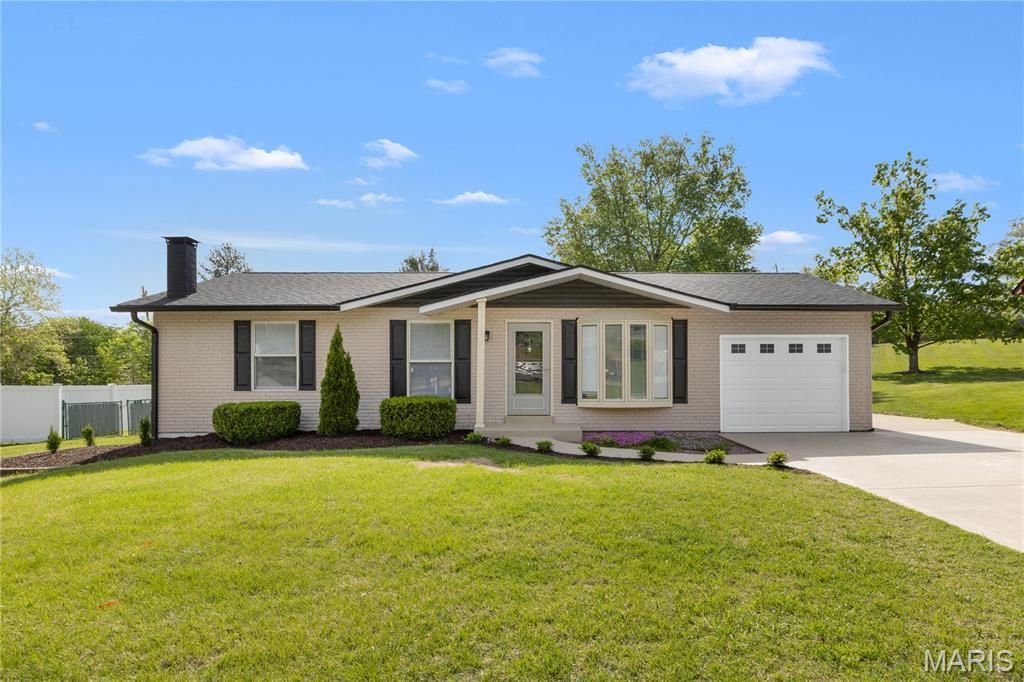 Photo of 7 Gran Lin Court, St Charles, MO 63303 (MLS # 26024343)