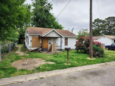 Tiny photo for 1102 Madison Avenue, Caruthersville, MO 63830 (MLS # 26030919)