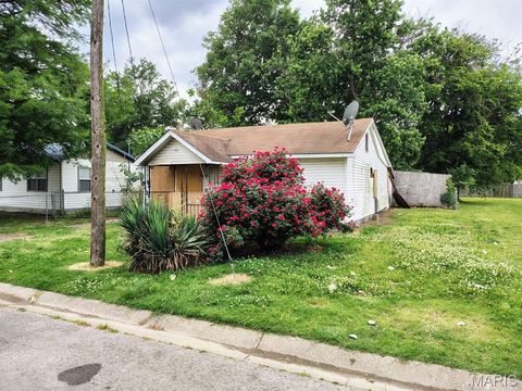 Tiny photo for 1102 Madison Avenue, Caruthersville, MO 63830 (MLS # 26030919)