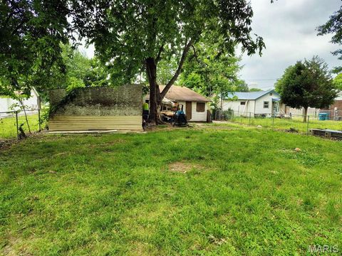 Tiny photo for 1102 Madison Avenue, Caruthersville, MO 63830 (MLS # 26030919)