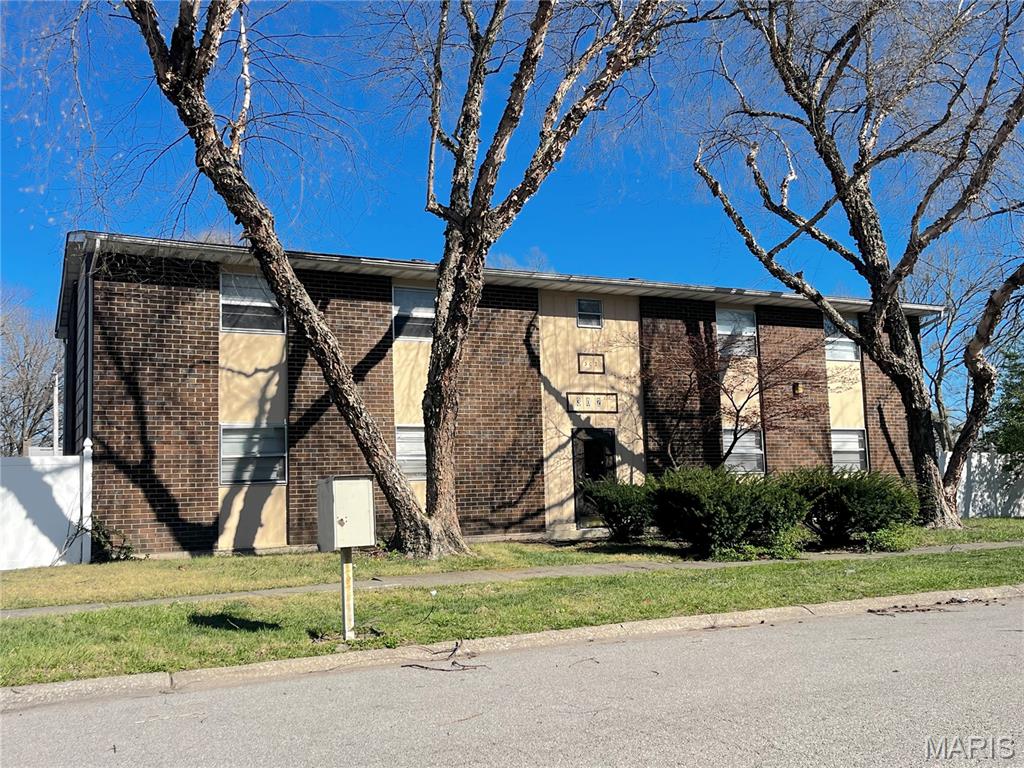 Photo 1 of 9 — 304 ESTATE Drive B, O'Fallon, IL 62269