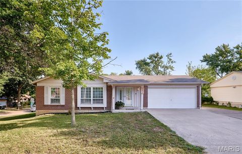 Photo of 1211 Big Bend Road, Ballwin, MO 63021 (MLS # 26009990)