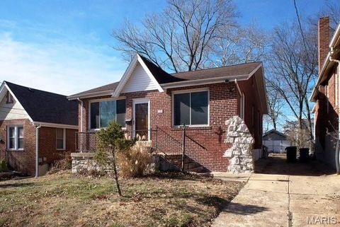 Photo of 1731 Boneta Avenue, St Louis, MO 63117 (MLS # 26004021)