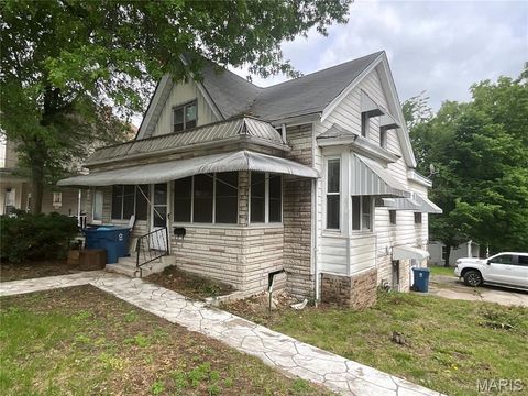 Photo of 901 Washington Avenue, Alton, IL 62002 (MLS # 26031752)