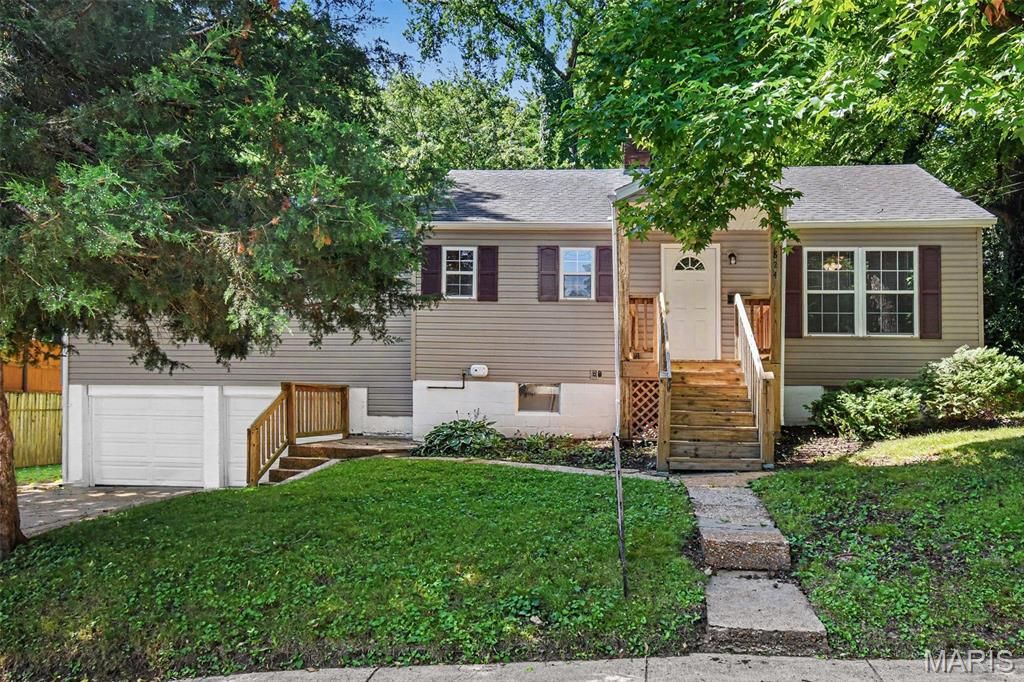 Photo of 824 N Forest Avenue, Webster Groves, MO 63119 (MLS # 26038745)