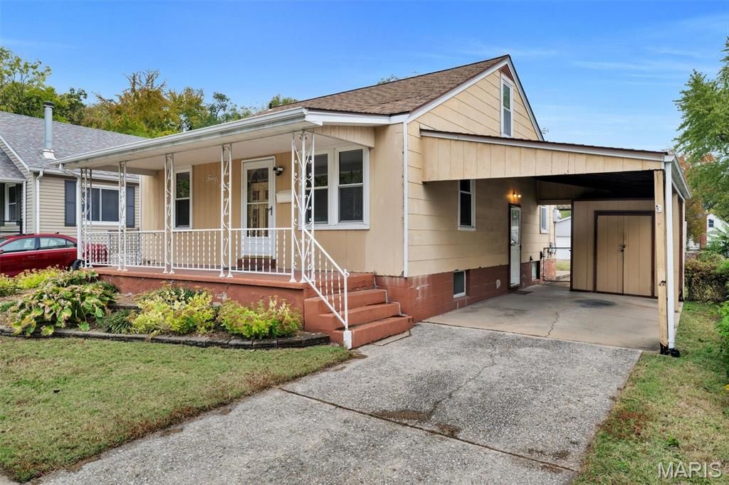 Photo of 506 Bainbridge Road, St Charles, MO 63301 (MLS # 25070049)