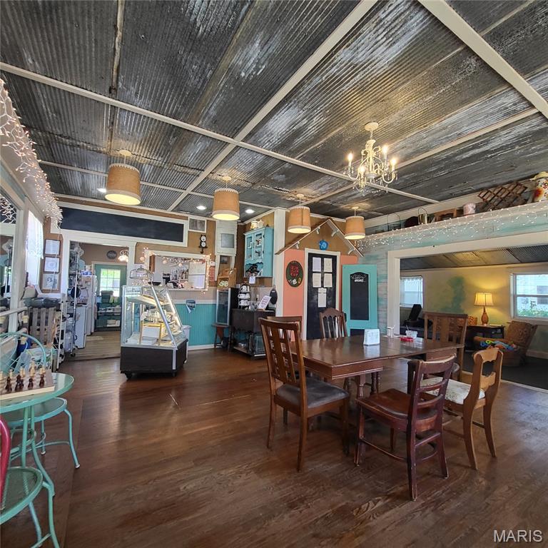 Town/Ellington - Commercial Sale