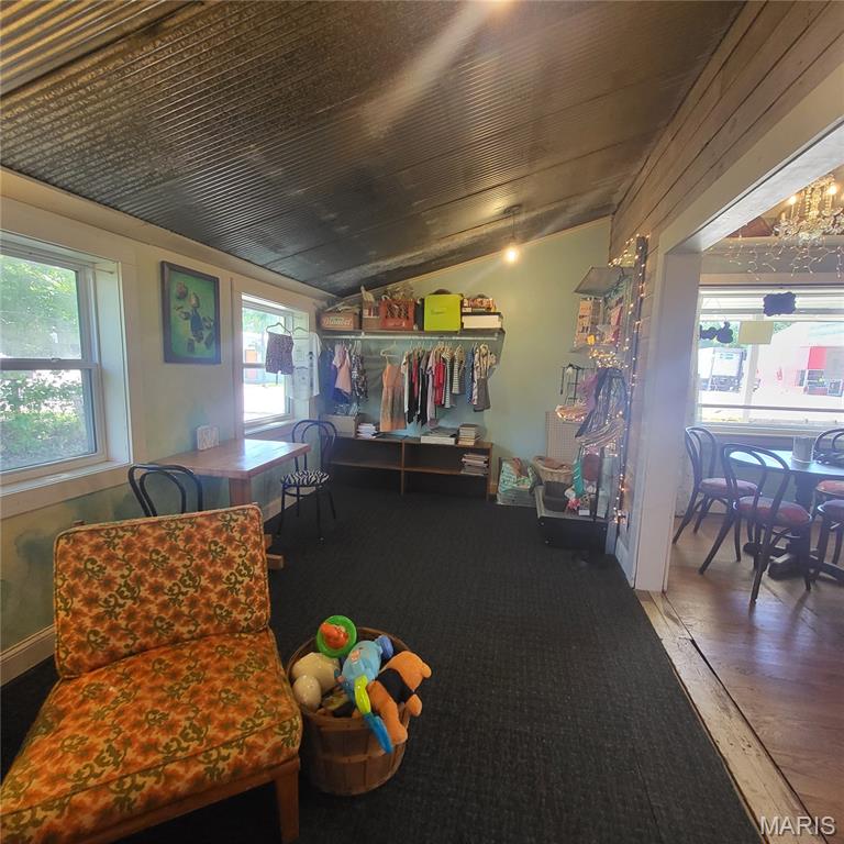 Town/Ellington - Commercial Sale