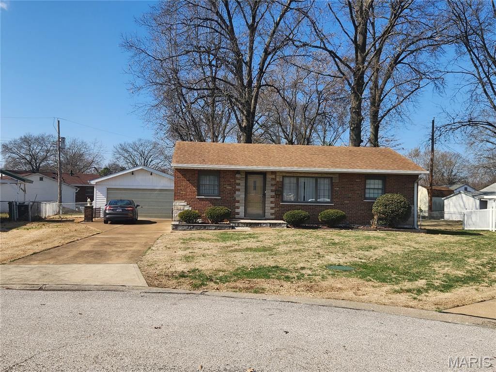 Photo of 227 Hernan Drive, St Louis, MO 63123 (MLS # 26013499)