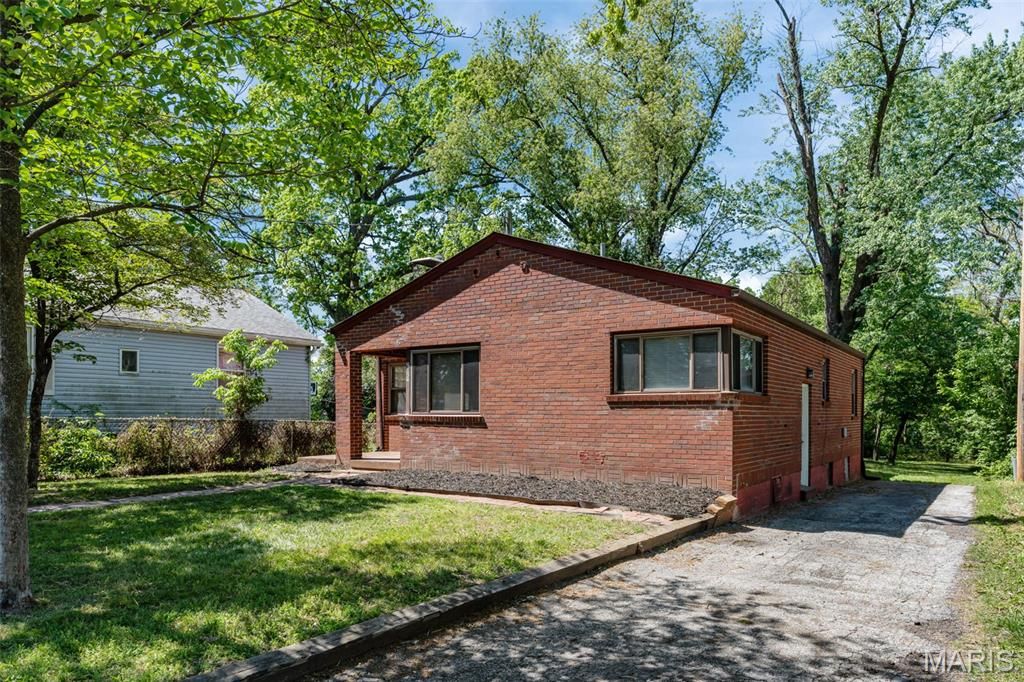 Photo of 2129 N Warson Road, St Louis, MO 63114 (MLS # 26024335)