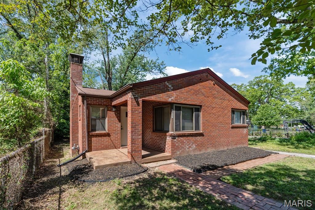 Photo of 2129 N Warson Road, St Louis, MO 63114 (MLS # 26024335)