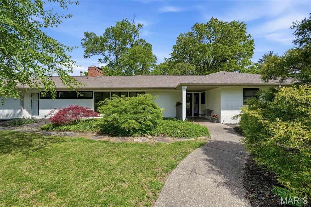 Photo of 107 Stoneyside Lane, Olivette, MO 63132 (MLS # 26022010)