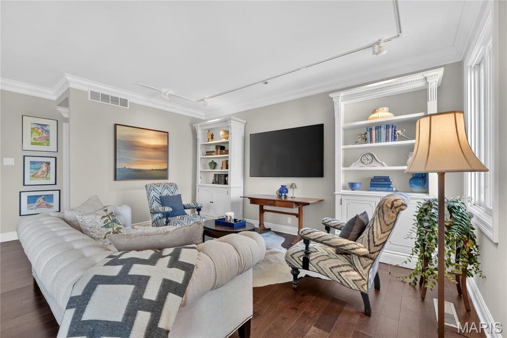 Eight-One-Six South Hanley Condominuim - Residential