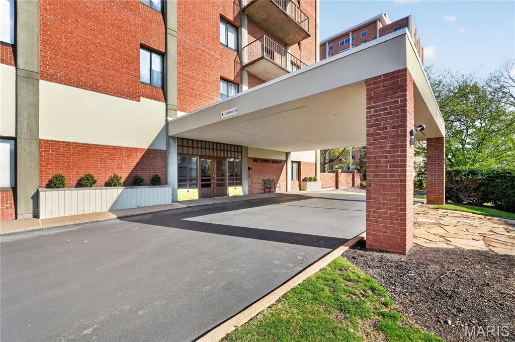 Eight-One-Six South Hanley Condominuim - Residential