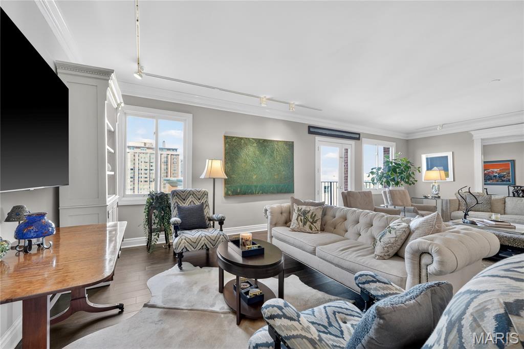 Eight-One-Six South Hanley Condominuim - Residential