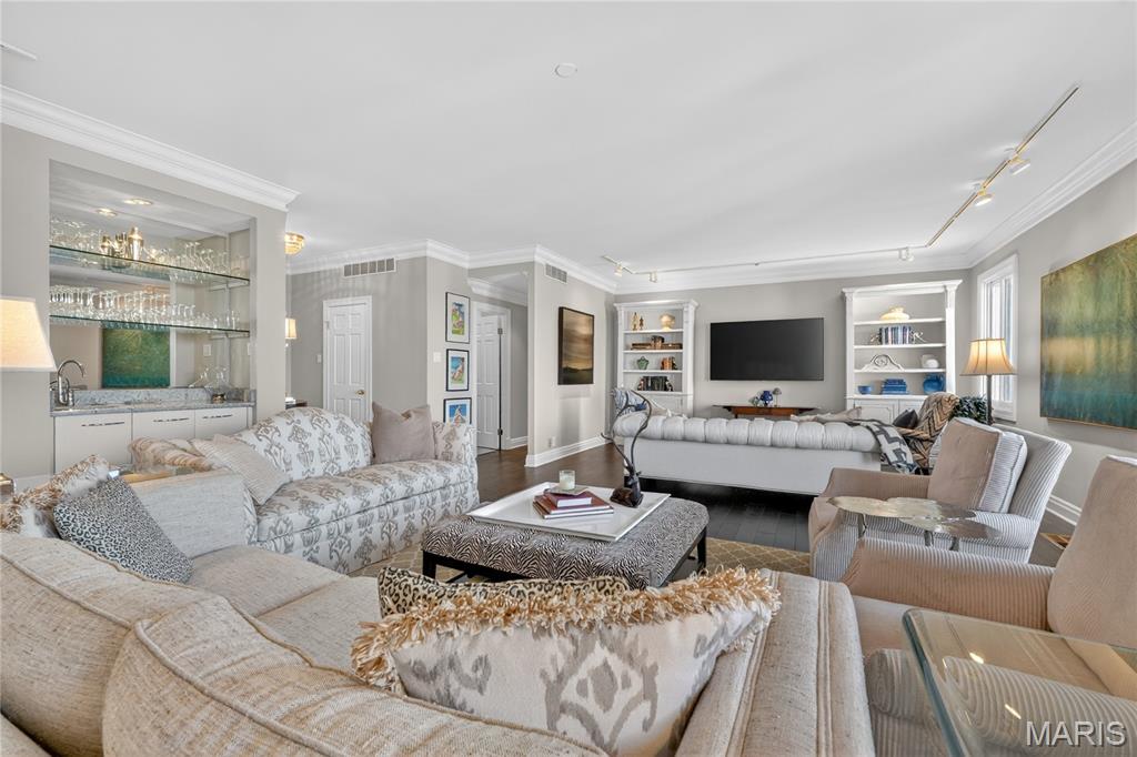 Eight-One-Six South Hanley Condominuim - Residential