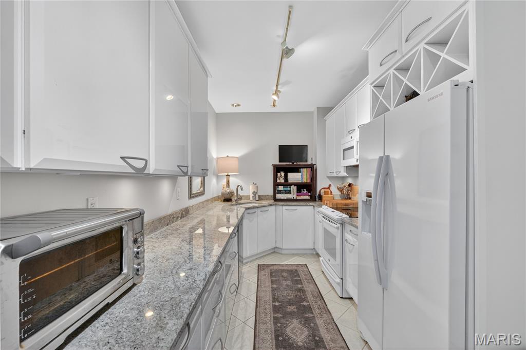 Eight-One-Six South Hanley Condominuim - Residential