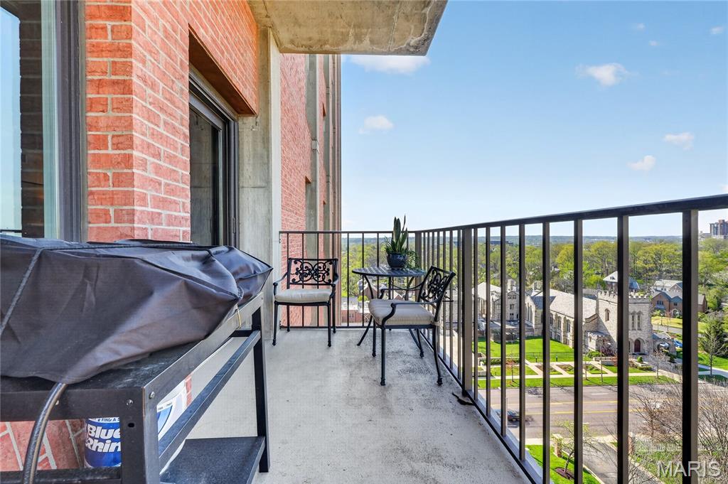 Eight-One-Six South Hanley Condominuim - Residential