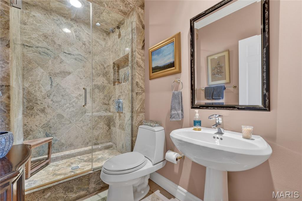 Eight-One-Six South Hanley Condominuim - Residential