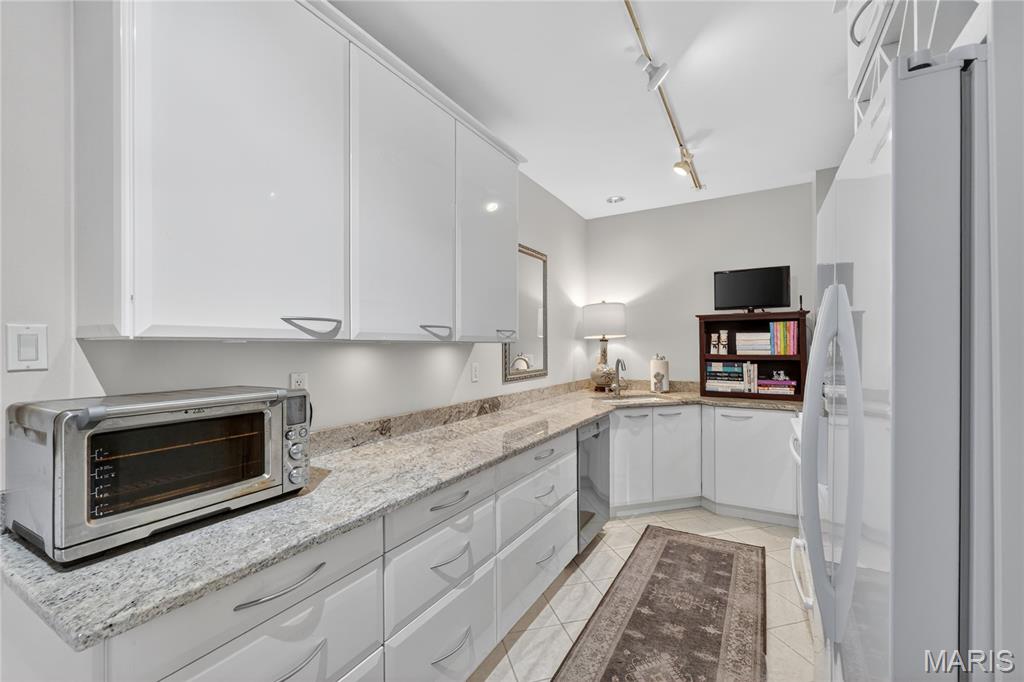 Eight-One-Six South Hanley Condominuim - Residential