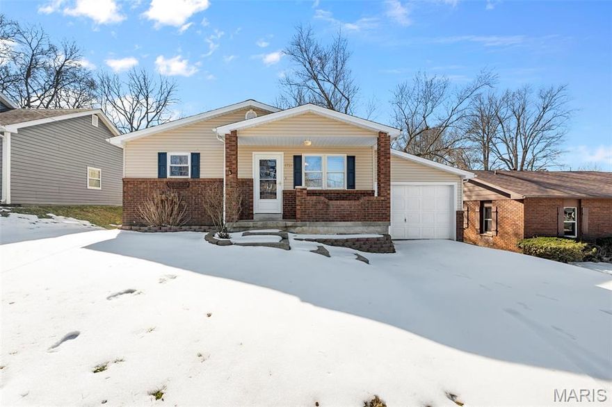 Check out this charming 2 bedroom, 2 bathroom bungalow in a convenient location near SEMO! This home offers comfortable main-level living plus a bonus room in the basement- perfect for a home office, workout space, hobby room, or guest overflow. Whether you’re looking for a walk-to-campus setup or a great first home, this one checks the boxes with space, flexibility, and an easy-living layout!