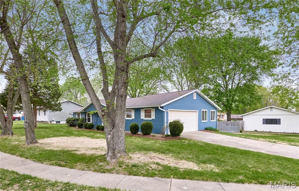 Photo of 1329 S Wheaton Drive, St Charles, MO 63301 (MLS # 26020986)