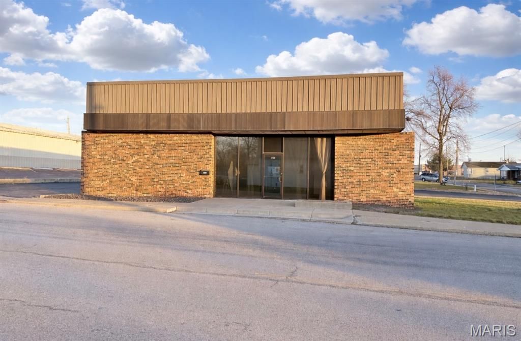 Photo of 625 E Veterans Memorial Parkway, Warrenton, MO 63383 (MLS # 26001361)