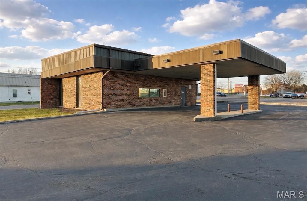 Photo of 625 E Veterans Memorial Parkway, Warrenton, MO 63383 (MLS # 26001361)