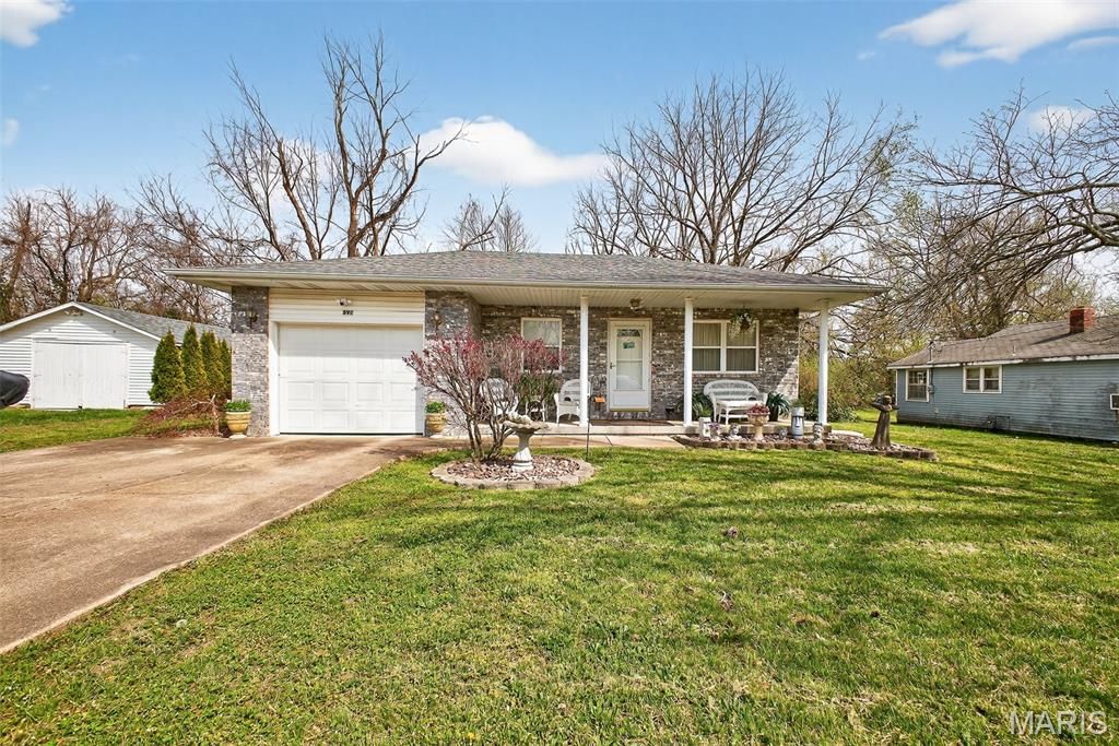 Photo of 592 Center Avenue, Lebanon, MO 65536 (MLS # 26019847)