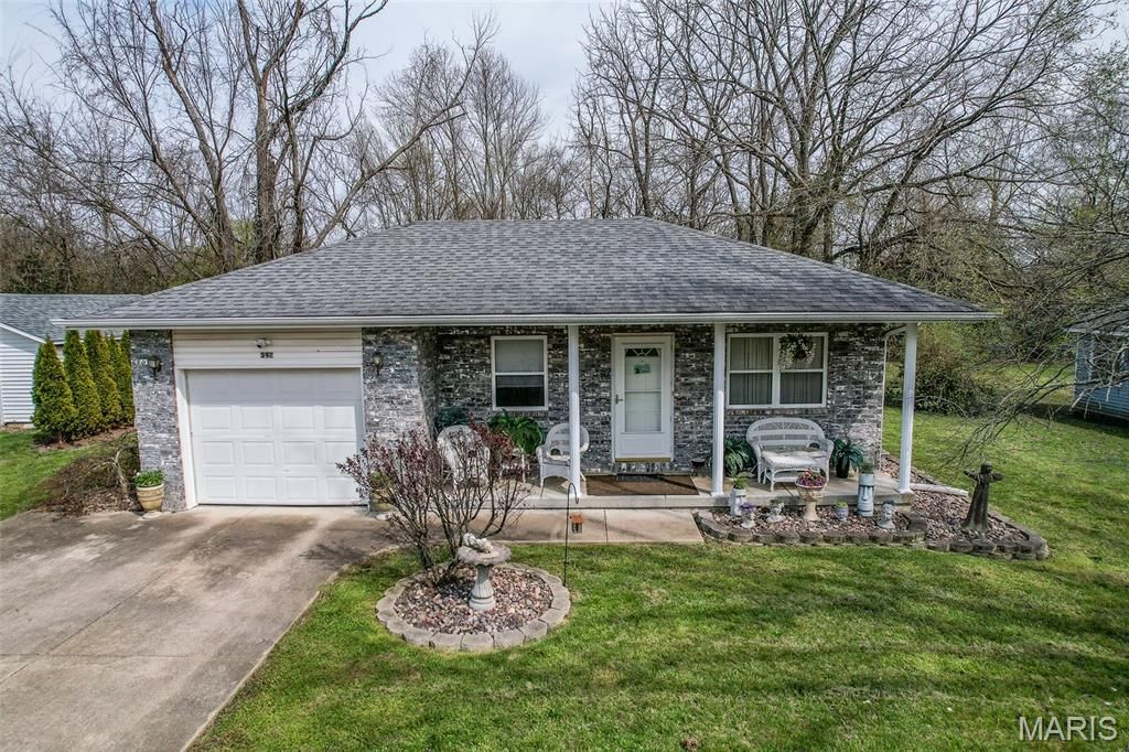 Photo of 592 Center Avenue, Lebanon, MO 65536 (MLS # 26019847)