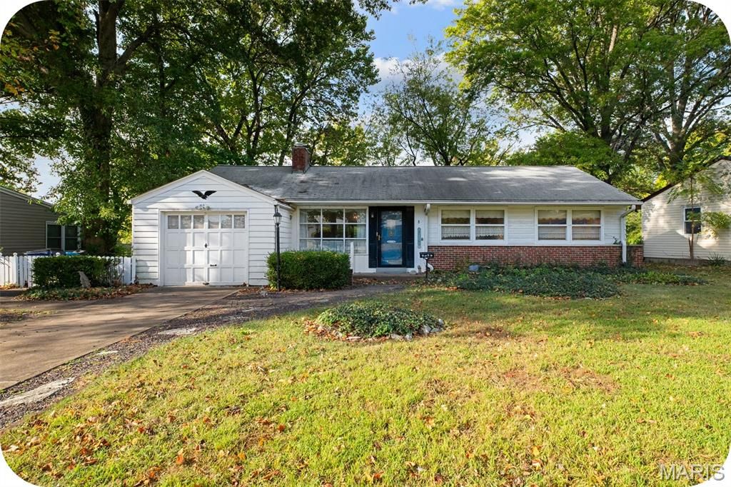 Photo of 8 Buckeye Drive, Ferguson, MO 63135 (MLS # 25072861)