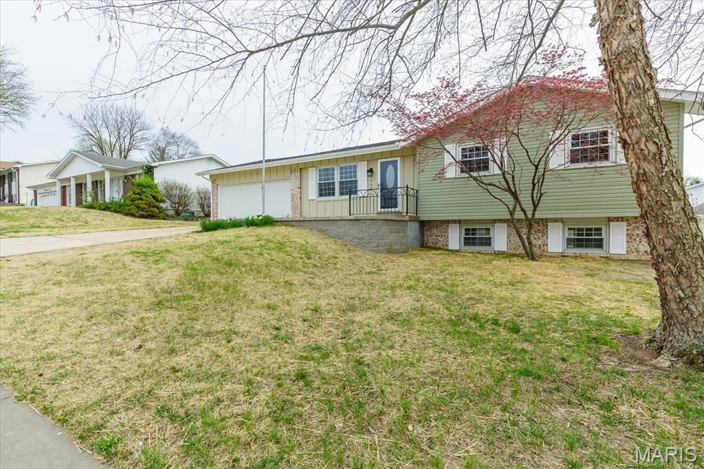 Photo of 908 Crescent Drive, St Charles, MO 63301 (MLS # 26020841)