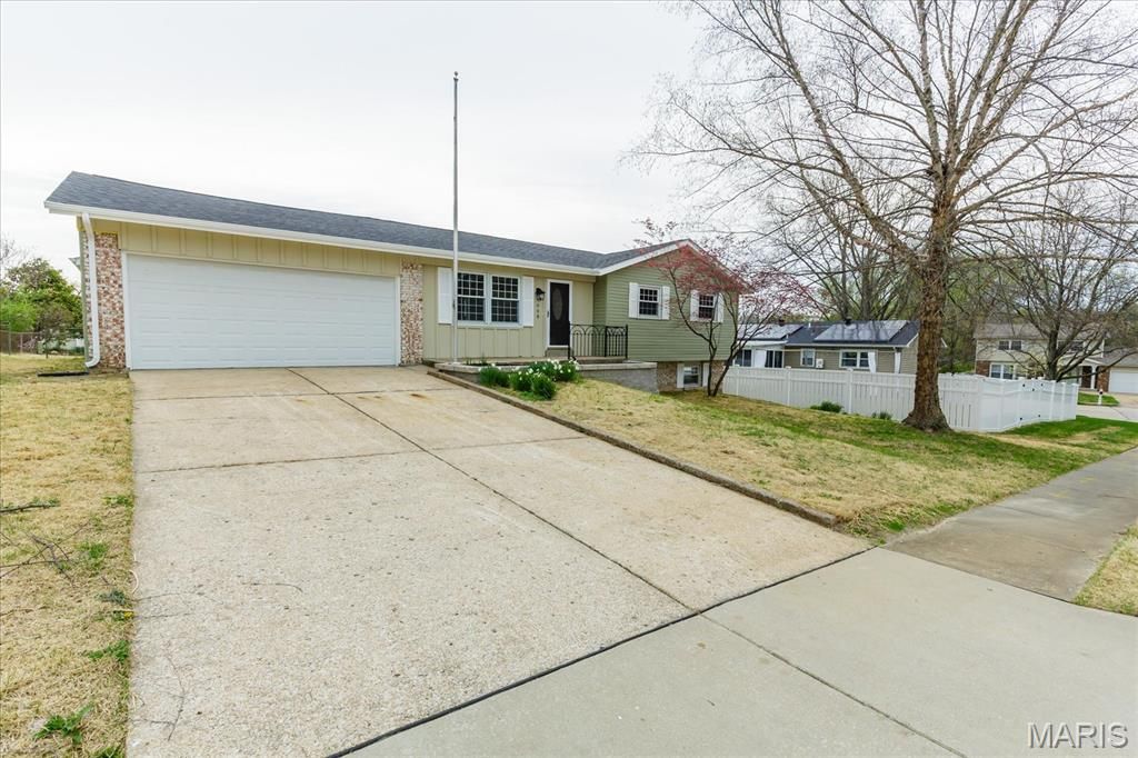 Photo of 908 Crescent Drive, St Charles, MO 63301 (MLS # 26020841)