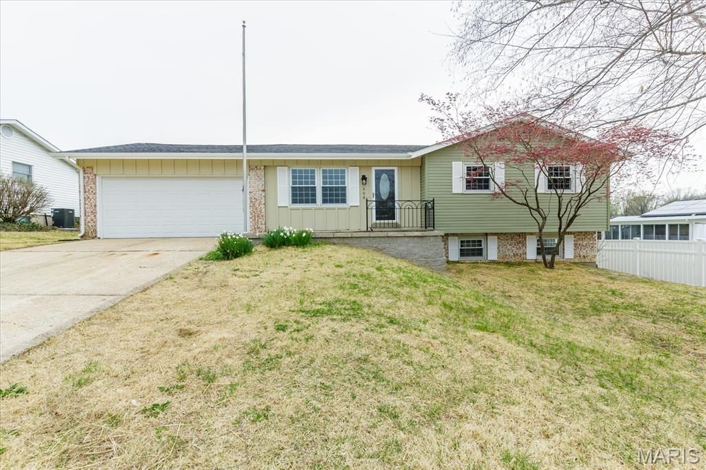 Photo of 908 Crescent Drive, St Charles, MO 63301 (MLS # 26020841)