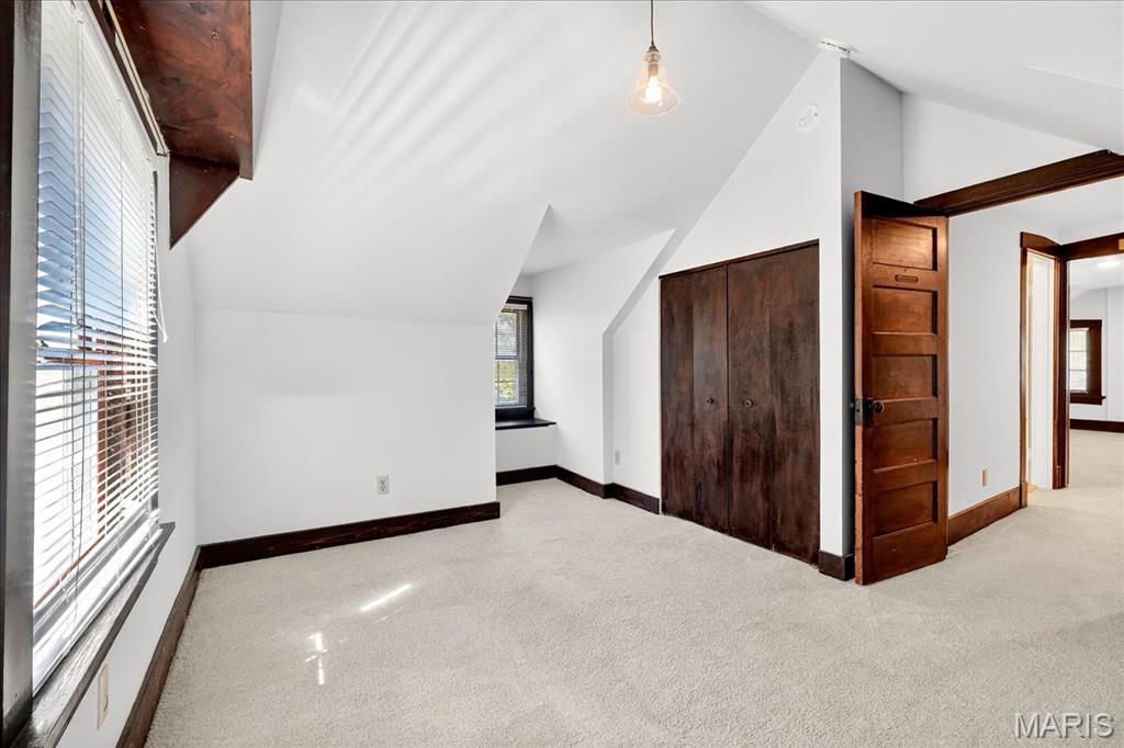 Webster Groves, Missouri 63119, United States, 4 Bedrooms Bedrooms, ,4 BathroomsBathrooms,Residential,Pending,211639